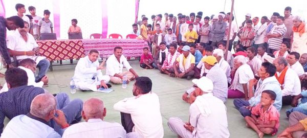कृषक चौपाल में किसानों की समस्याओं से रूबरू हो रहे बैंक अध्यक्ष