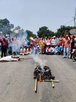 मार्ग की जर्जर हालत को ले भाजयुमो का चक्काजाम, विरोध प्रदर्शन