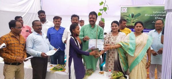 झीरम मेमोरियल शहीद स्मारक में जनप्रतिनिधियों व अफसर-कर्मियों ने रोपे पौधे