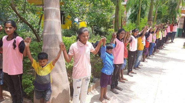 मानवश्रृंखला बना बच्चों ने दिया पर्यावरण की रक्षा करने का संदेश