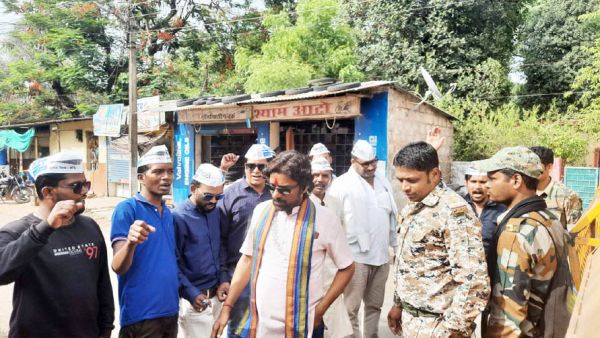 हसदेव अरण्य बचाने आप ने मरकाम को किया पौधा भेंट