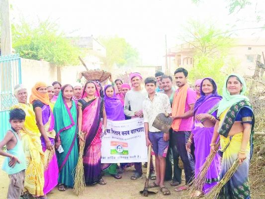 क्लब के सदस्यों ने बनाई सूचना खिडक़ी 