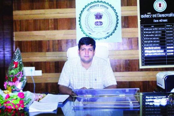 नवनियुक्त कलेक्टर प्रभात ने संभाला पदभार