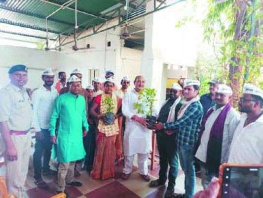 आप की अनोखी पहल, विधायक को पौधे भेंटकर जंगलों को बचाने निवेदन