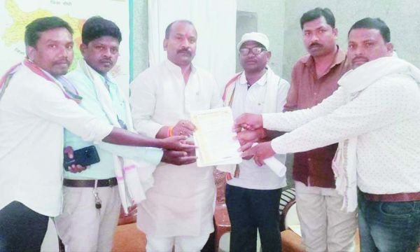 औने-पौने दाम में भू-माफिया खरीद रहे आदिवासियों की जमीन