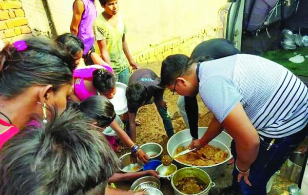 सेवा फाउंडेशन ने बांटे पानी और खाना 