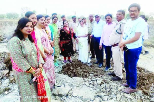 जनप्रतिनिधियों ने 101 पौधे रोपे 