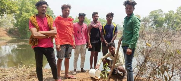 शिवसेना के पदाधिकारियों ने रोपे पौधे 