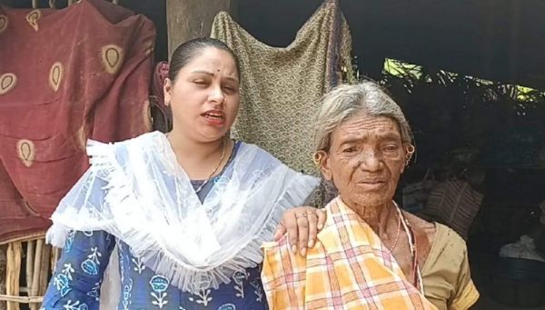 दीपिका से मिलकर 80 वर्षीय अम्मा के छलके आंसू, कहा नोनी घर दिलवा दो