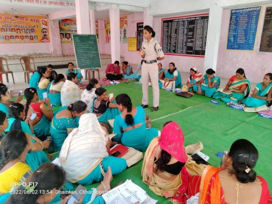 चलित थाना में ग्रामीणों को साइबर ठगी से बचने कर रहे जागरूक