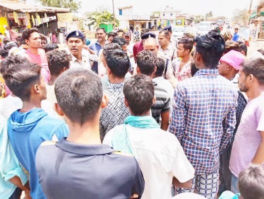 अधूरी नाली का राड बुजुर्ग के गले में घुसा, लोगों ने किया सडक़ जाम