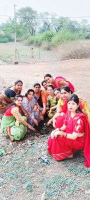 महिलाओं ने रोपे पौधे