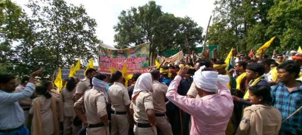 परसा कोल खदान के विरोध में गोंगपा कार्यकर्ताओं समेत सैकड़ों लोगों ने एसडीएम कार्यालय घेरा