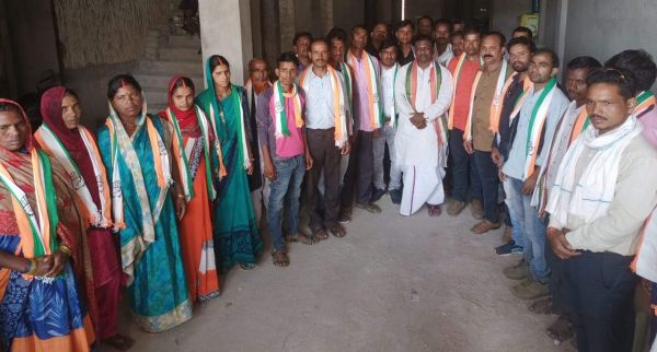 गांजर के दर्जनों महिला-पुरुषों ने कांग्रेस की सदस्यता ली