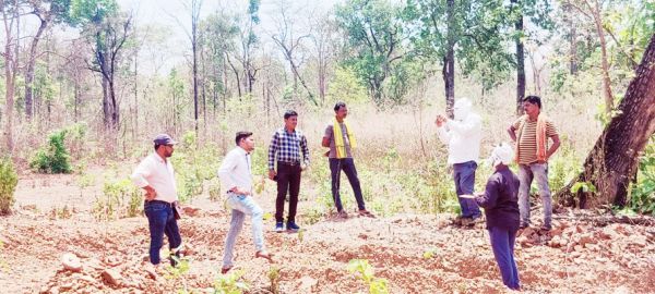 तालाब निर्माण में गड़बड़ी की शिकायत पर पहुंचा जांच दल