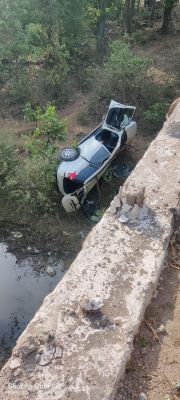 पुलिया से गिरी कार, 2 युवा कारोबारी गंभीर