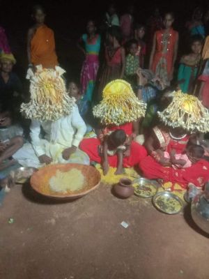 शादी से पहले दूल्हा बना दो बच्चों का बाप, फिर दोनों दुल्हन से रचाई शादी