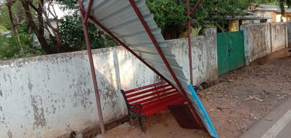 पालिका के लगाये शेड हुए धराशायी