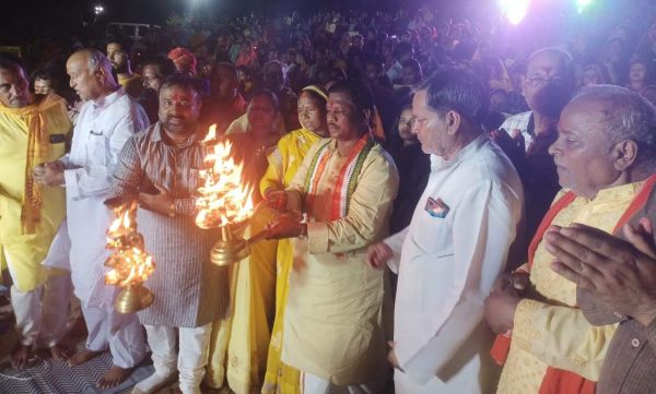 कन्हर नदी में माँ गंगा की आरती के लिए उमड़ी भीड़