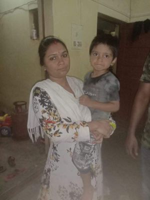 गुम मासूम को पुलिस ने माता-पिता को सौंपा