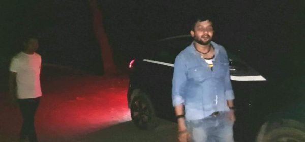 छत्तीसगढ़ शासन लिखे हुए कार में शराब पीते हॉस्टल अधीक्षक कैमरे में कैद