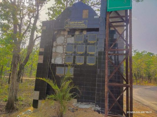 शहीदों की याद में बने स्मृति द्वार से गिर रही शहीदों की तस्वीर
