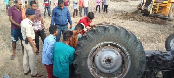 ट्रैक्टर पलटा, चालक की मौत, एक नाबालिग गंभीर