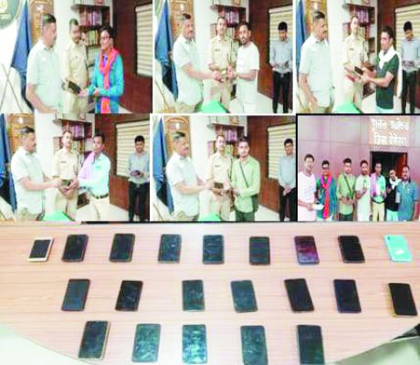 गुम मोबाइल बरामद कर मालिकों को सौंपा
