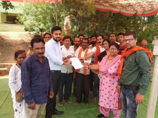 कन्या शाला को यथावत रखने धरना-प्रदर्शन, सौंपा ज्ञापन