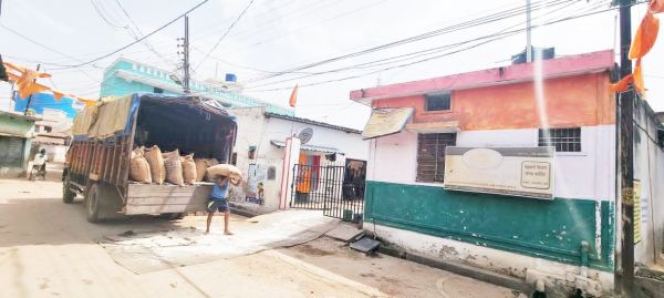 एक रुपए में मिलने वाला गरीबों का चावल खरीद रहे दलाल, नए पैकेट में भरकर बेच रहे 28 रुपए में