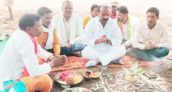 विधायक कमरो ने किया सडक़ निर्माण का भूमिपूजन