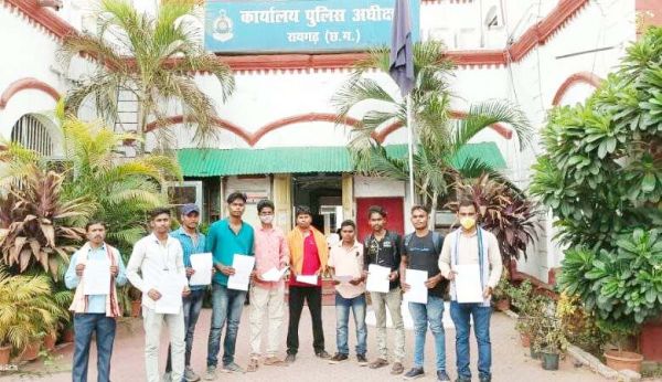 बेरोजगार युवाओं ने प्लांट के खिलाफ खोला मोर्चा, आंदोलन की दी चेतावनी, सौंपा ज्ञापन