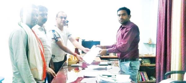 बरसात से पहले सडक़ निर्माण की मांग, कांग्रेस अध्यक्ष ने कलेक्टर के नाम सौंपा ज्ञापन