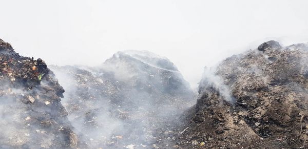 ट्रेचिंग ग्राउंड में लगी आग 36 घंटे के बाद भी नहीं बुझी