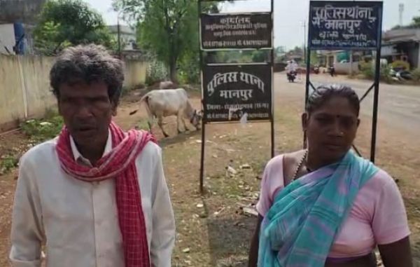  देखें VIDEO :  गुम बेटी की तलाश के लिए पुलिस से मदद के लिए पहुंची महिला की थाने में पिटाई