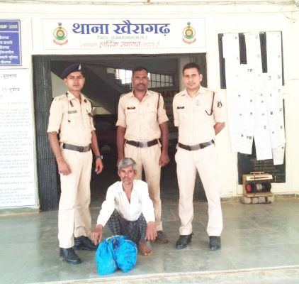 बस के इंतजार में कोचिया पकड़ाया