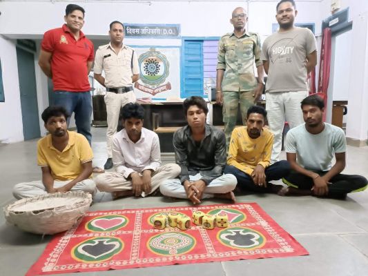 जुआ खेलते पांच पकड़ाए, नकदी,  मोबाइल, एक मोटर सायकल जब्त