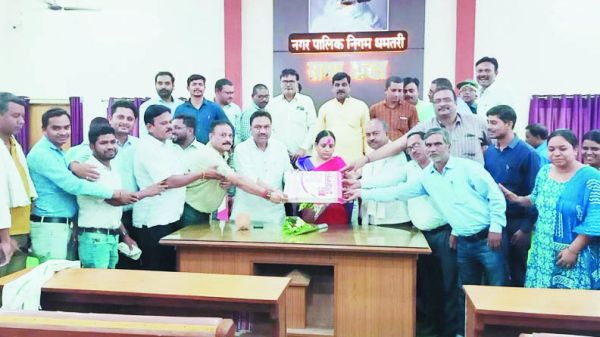 सेवानिवृत्ति पर दी गई विदाई, महापौर ने उपहार दिए