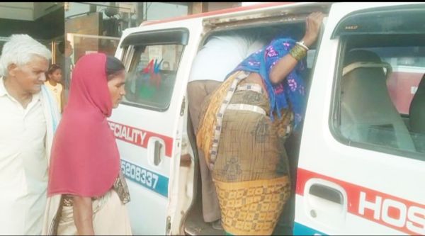 सरकार से वेतन लेकर प्राइवेट अस्पताल में काम करते मिला ऑक्सीजन टेक्निशियन, अस्पताल को सील करने पहुंची जिला प्रशासन की टीम ने पकड़ा
