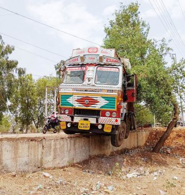 ट्रक और पिकअप भिड़न्त, बची जान