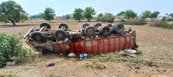 बिहार से तिल्दा-नेवरा जा रहा चावल लोड ट्रक खेत में पलटा