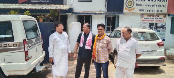 गिरफ्तारी के विरोध में भाजपा नेता कोतवाली में पहुंचे