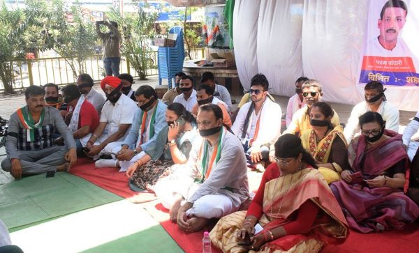राहुल पर ईडी की कार्रवाई के विरोध में केंद्र को सद्बुद्धि देने कांग्रेस का भजन और काली पट्टी लगाकर मौन व्रत