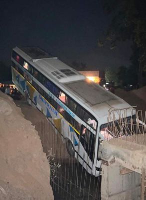 यात्री बस गड्ढे में जा घुसी