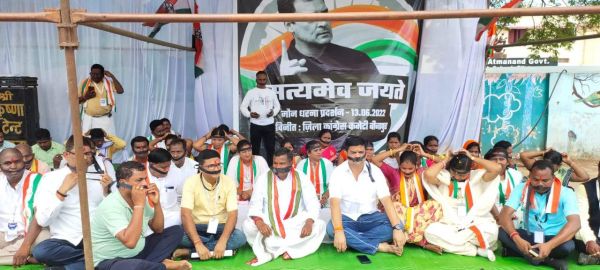 राहुल के समर्थन में उतरे कांग्रेसी, काली पट्टी बांध किया प्रदर्शन