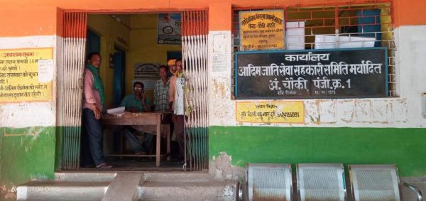 खाद की किल्लत, सोसायटियों से खाली हाथ लौट रहे किसान, ग्रामीणों में आक्रोश