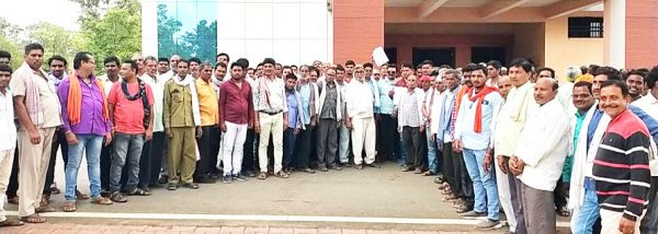 ओलावृष्टि के मुआवजे में हेरा-फेरी का आरोप, कौंदकेरा के किसान पहुंचे कलेक्ट्रेट, कार्रवाई की मांग