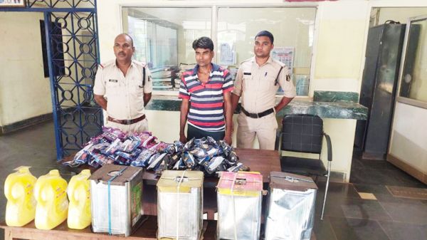 घर में घुसकर चोरी, 2 गिरफ्तार, 1 फरार