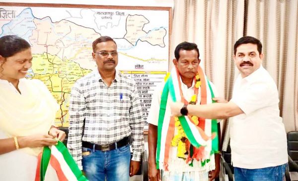 भाजपा के पूर्व मंडल अध्यक्ष ने थामा कांग्रेस का हाथ