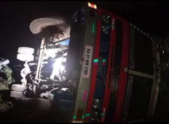 बोरवेल वाहन पलटने से मजदूर की मौत, बाकी ने कूदकर बचाई जान